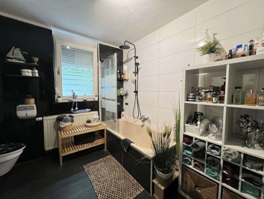 Tageslichtbad mit Wanne Reihenmittelhaus St�hlingen