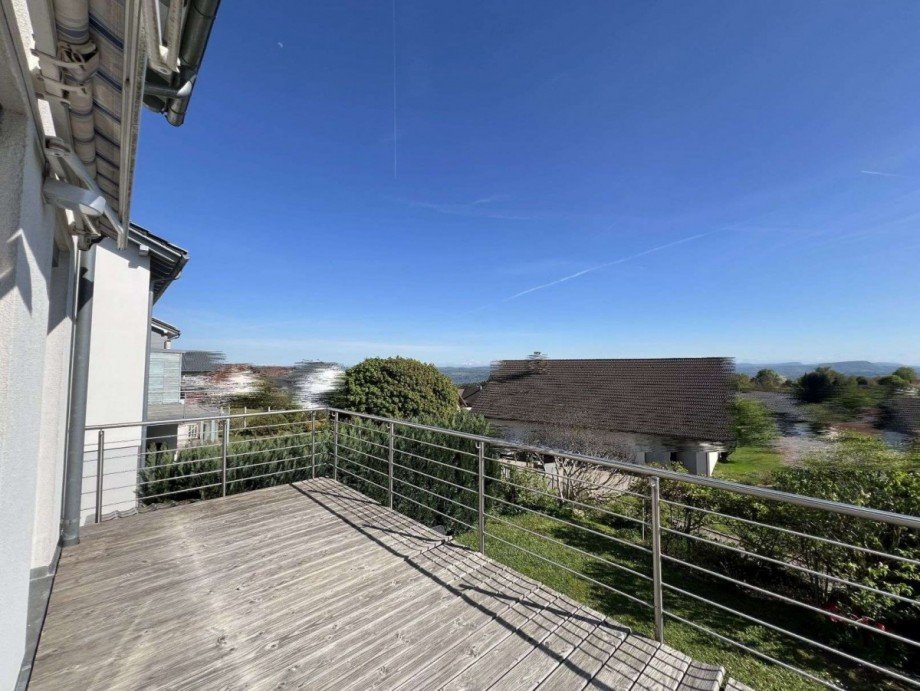 Balkon mit Aussicht und Markise vor dem Wohnraum Einfamilienhaus G�rwihl