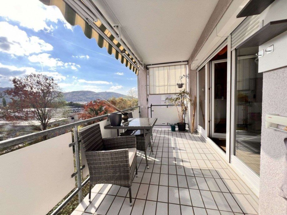 Ein �berdeckter Balkon mit Markise und Weitsicht Etagenwohnung Bad S�ckingen