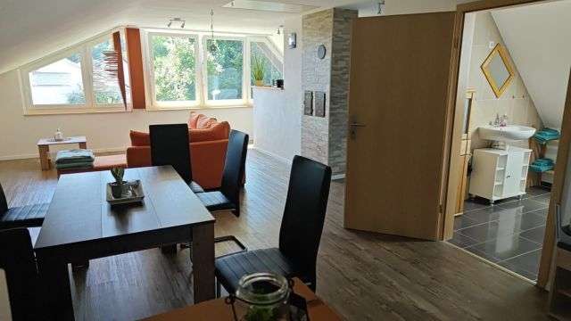Wohn-/Esszimmer Whg. DG Mehrfamilienhaus St�hlingen