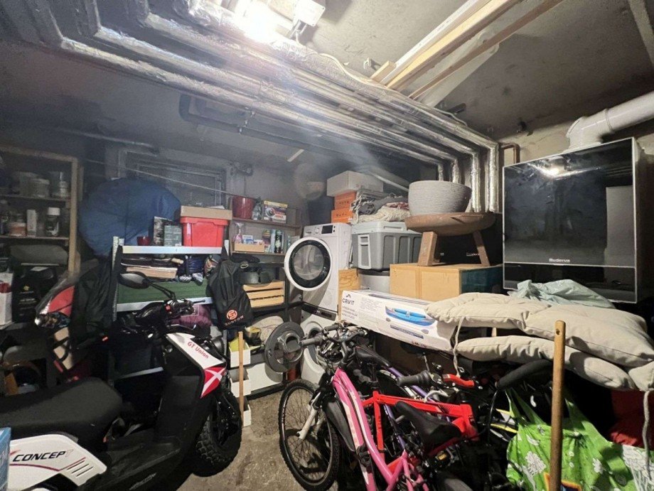 Gro�er Kellerraum im Eingangsbereich Reihenmittelhaus St�hlingen