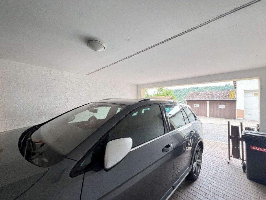 Massiver Carport direkt bei der Haust�re Reihenmittelhaus St�hlingen