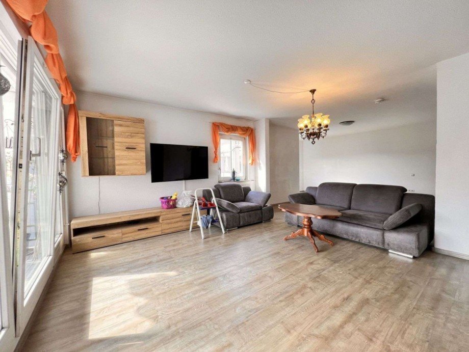derzeit ohne Wand zum Schlafbereich - R�ckbau zu 2 Zimmern ist schnell gemacht Etagenwohnung Bad S�ckingen