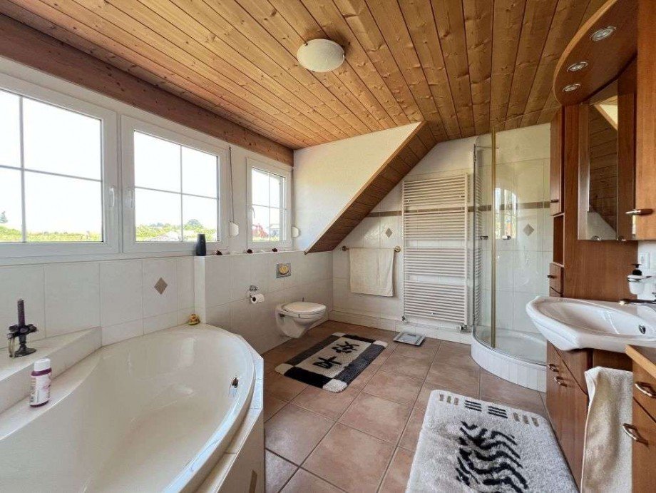 Badezimmer im DG Einfamilienhaus H�chenschwand