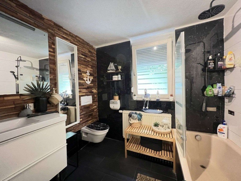 Tageslichtbad mit Wanne Reihenmittelhaus St�hlingen