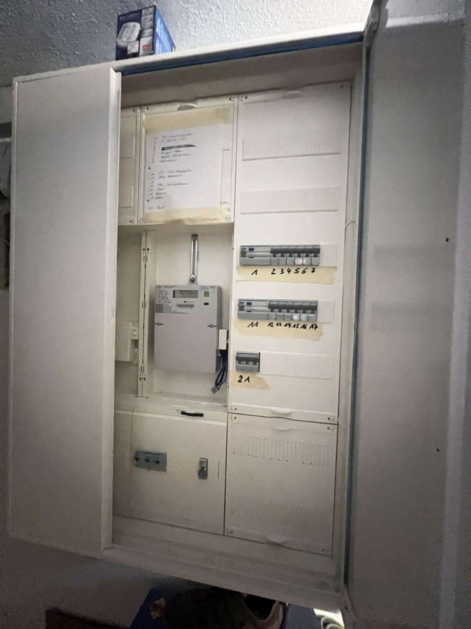Die Elektroverteilung mit Leitzungen ist neu gemacht Doppelhaush�lfte Wut�schingen