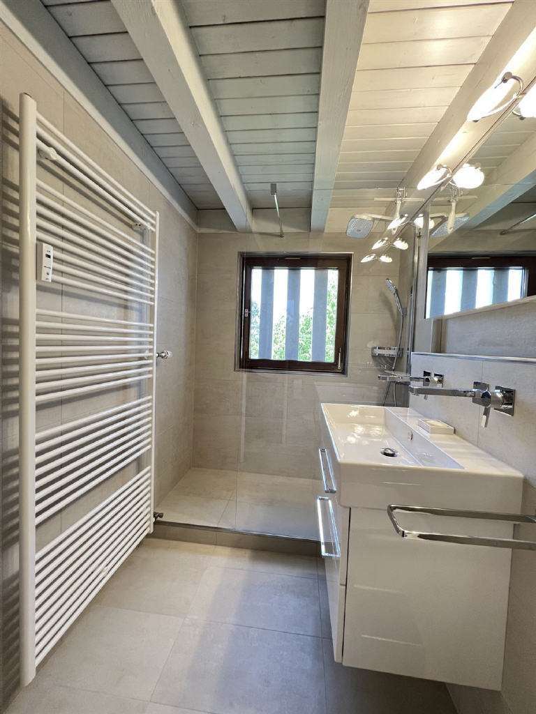 neues Bad mit gro�er Dusche Maisonettewohnung �hlingen-Birkendorf