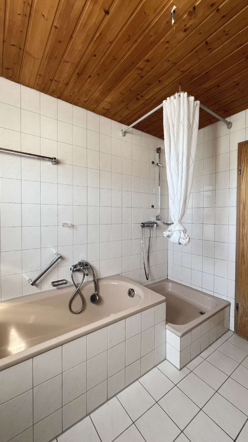 Tageslichtbad mit Wanne, Dusche, WC & WM-Platz Dachgeschosswohnung Rheinfelden (Baden)