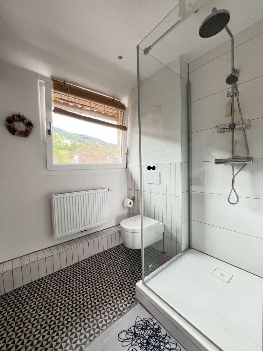 Badezimmer mit WC im DG Doppelhaush�lfte Wehr