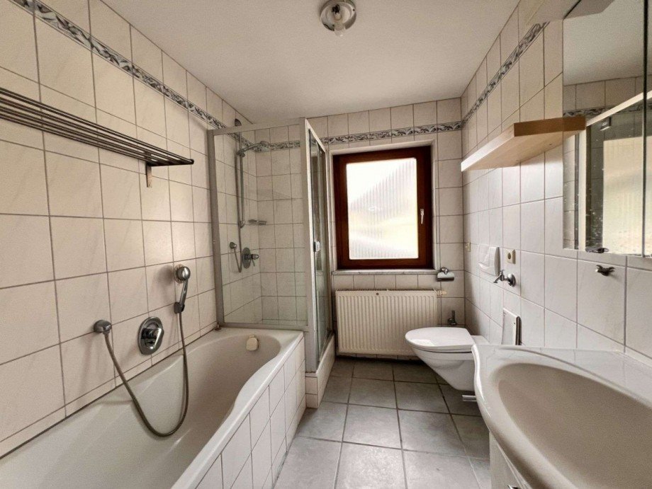 Badezimmer einer DG-Wohnung Zweifamilienhaus St�hlingen