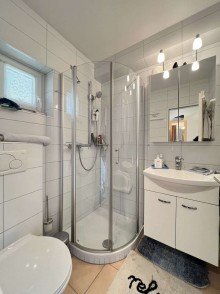 Modernes Badezimmer mit Dusche und Fenster Klasse Wochenend- / Ferienwohnung im S�dschwarzwald