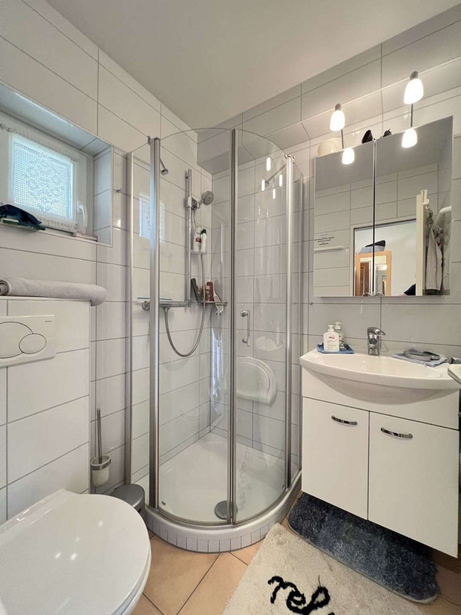 Modernes Badezimmer mit Dusche und Fenster Maisonettewohnung Herrischried