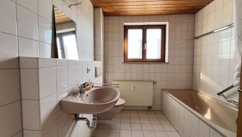 Tageslichtbad mit Wanne, Dusche, WC & WM-Platz Dachgeschosswohnung Rheinfelden (Baden)