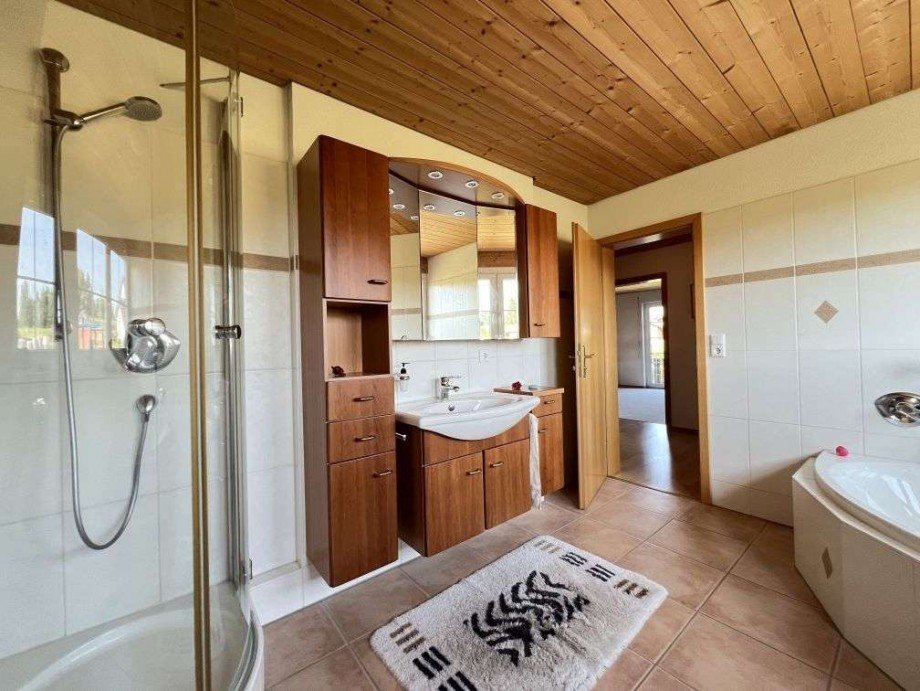 Badezimmer im DG Einfamilienhaus H�chenschwand