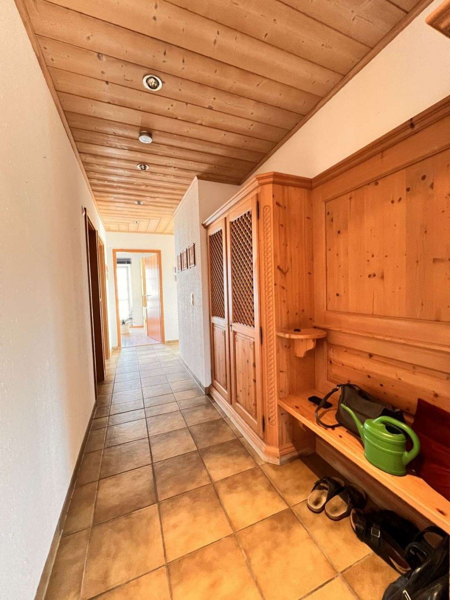 Ger�umiger Flur mit Einbaugarderobe Etagenwohnung Dogern