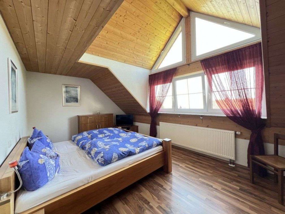 Schlafzimmer im DG Einfamilienhaus H�chenschwand
