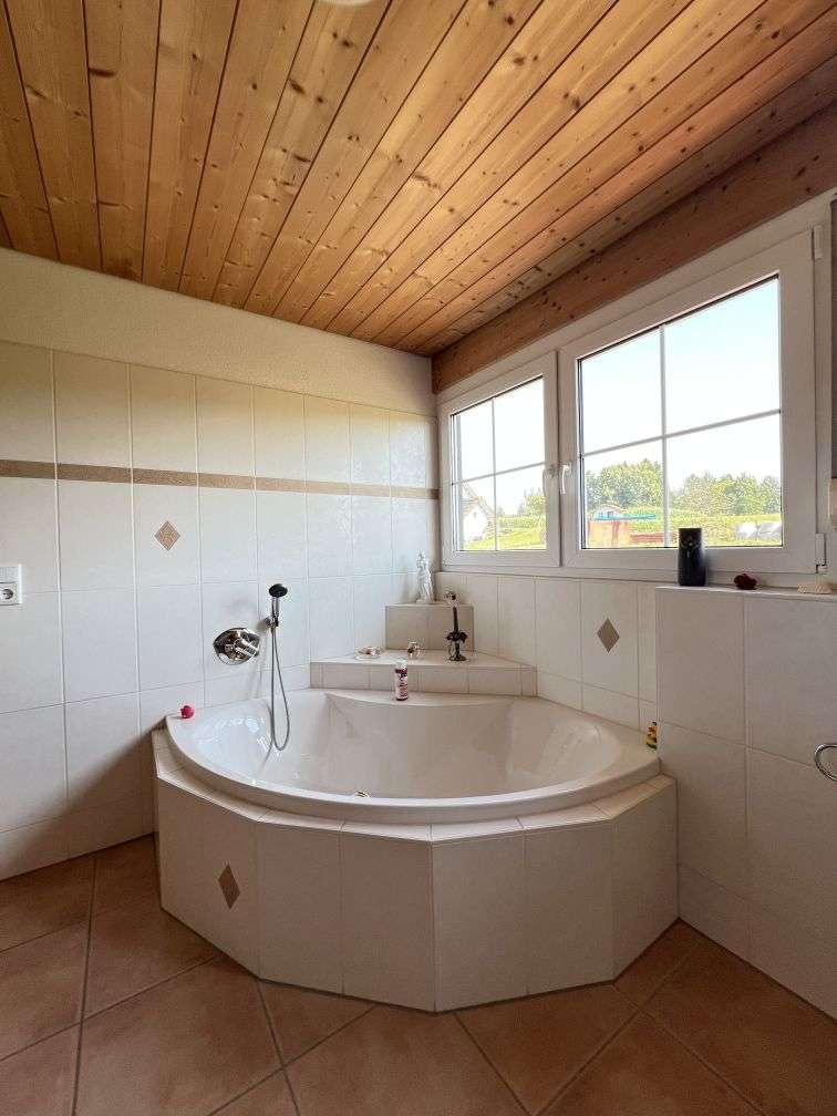 Badezimmer im DG Einfamilienhaus H�chenschwand