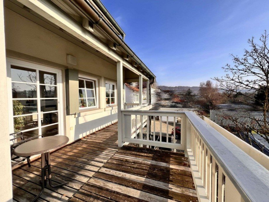 Gro�er Balkon vor dem Wohnzimmer Etagenwohnung Dogern