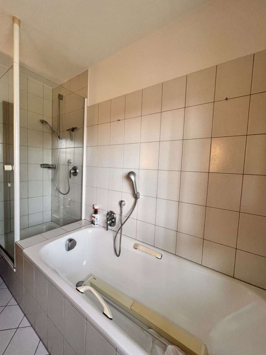 Bad mit Wanne und Dusche Etagenwohnung Dogern